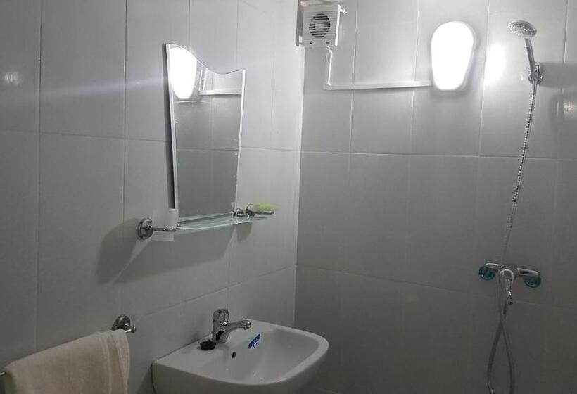 اتاق استاندارد با سرویس بهداشتی مشترک, Nice 06