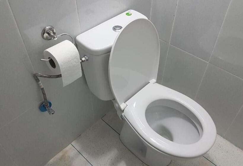 اتاق استاندارد با سرویس بهداشتی مشترک, Nice 06