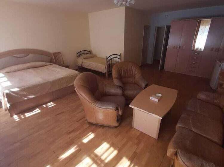 اتاق استاندارد سه نفره, Ani Guest House