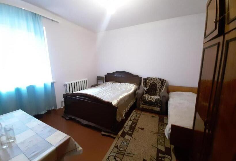 اتاق استاندارد سه نفره, Ani Guest House