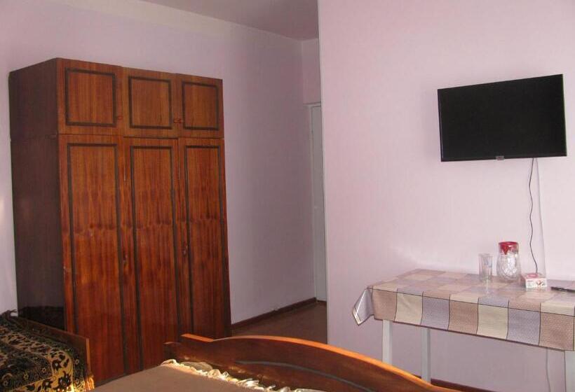 اتاق استاندارد سه نفره, Ani Guest House