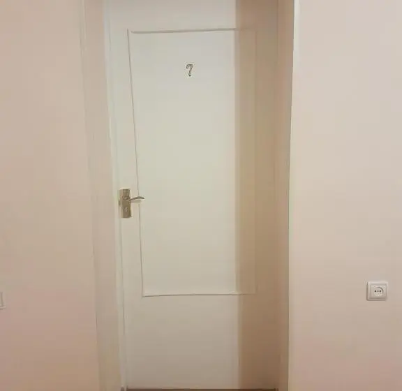 اتاق استاندارد سه نفره, Ani Guest House
