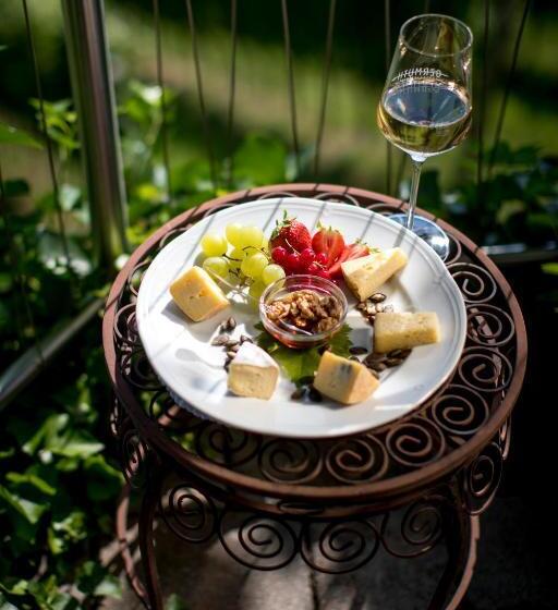 اتاق خانوادگی, Familienweingut Oberer Germuth