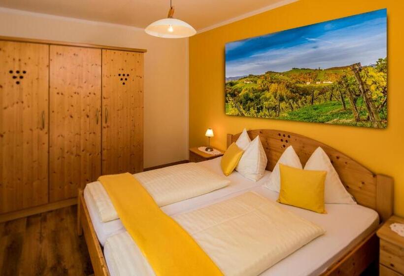 اتاق خانوادگی, Familienweingut Oberer Germuth