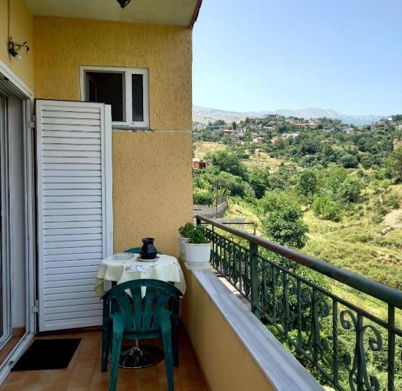 اتاق لوکس, Guesthousemantho