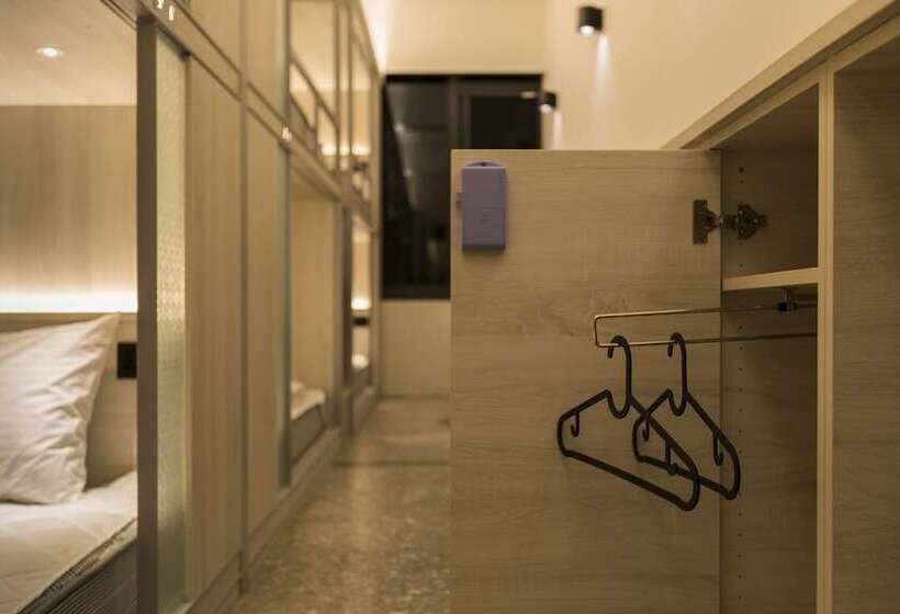 تختخواب در اتاق مشترک, Meander 1948