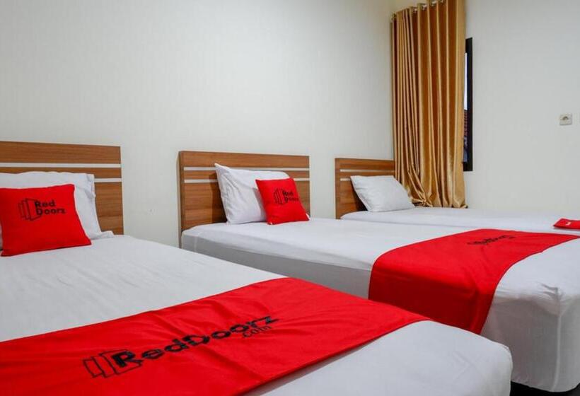 Семейный Номер, Reddoorz Near Living Plaza Purwokerto