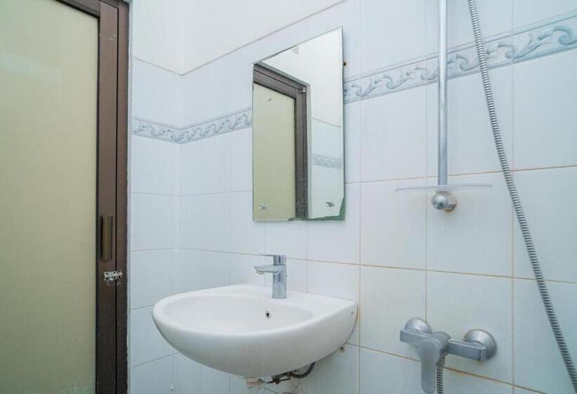 Quarto Deluxe, Reddoorz Plus At Hotel Surya Solo