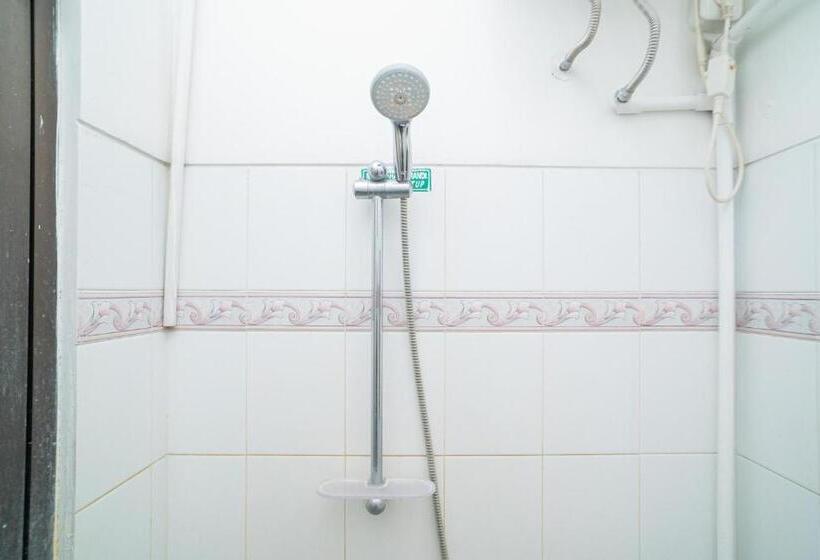 Quarto Deluxe, Reddoorz Plus At Hotel Surya Solo