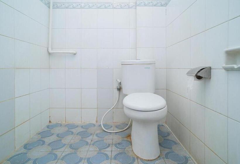 Quarto Deluxe, Reddoorz Plus At Hotel Surya Solo