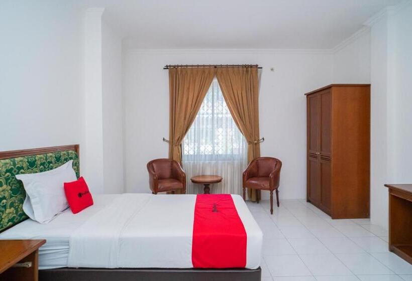 Quarto Deluxe, Reddoorz Plus At Hotel Surya Solo