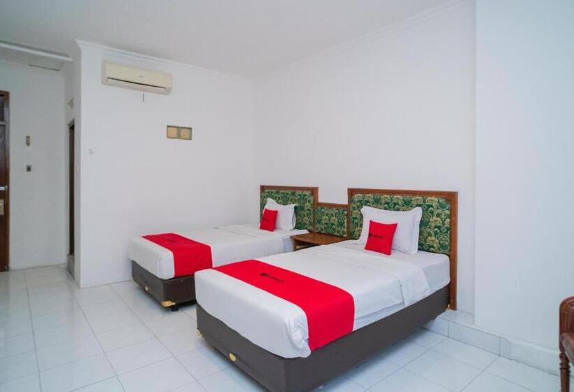 Quarto Deluxe, Reddoorz Plus At Hotel Surya Solo