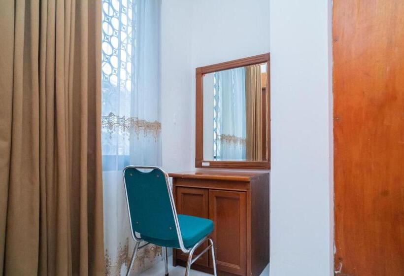 Quarto Estandar, Reddoorz Plus At Hotel Surya Solo