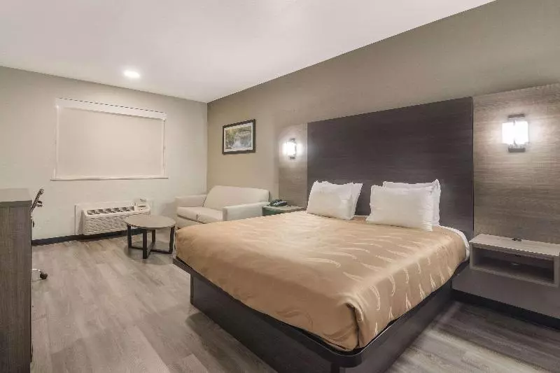 اتاق استاندارد با تخت بزرگ برای معلولان, Quality Inn & Suites