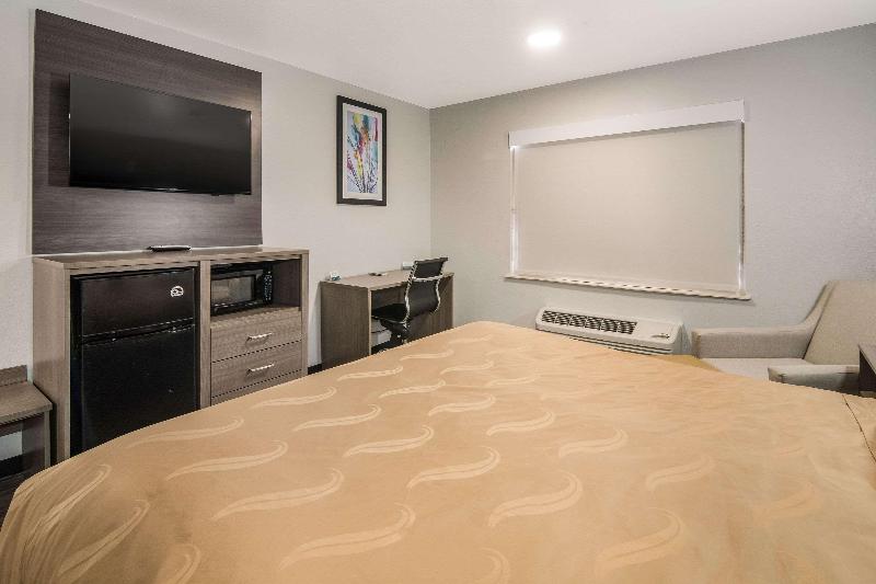חדר סטנדרט עם מיטת קינג, Quality Inn & Suites