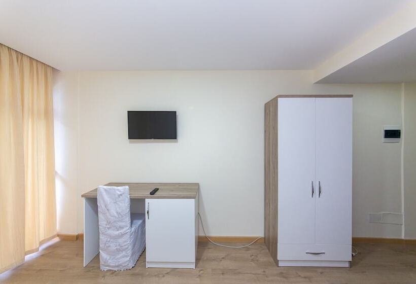 חדר סטנדרט לשלושה עם מרפסת, Esal