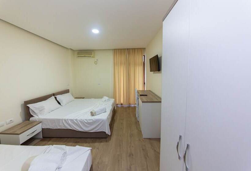 חדר סטנדרט לשלושה עם מרפסת, Esal