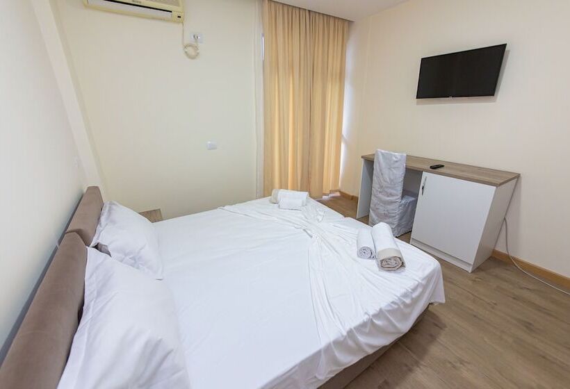 חדר סטנדרט לשלושה עם מרפסת, Esal