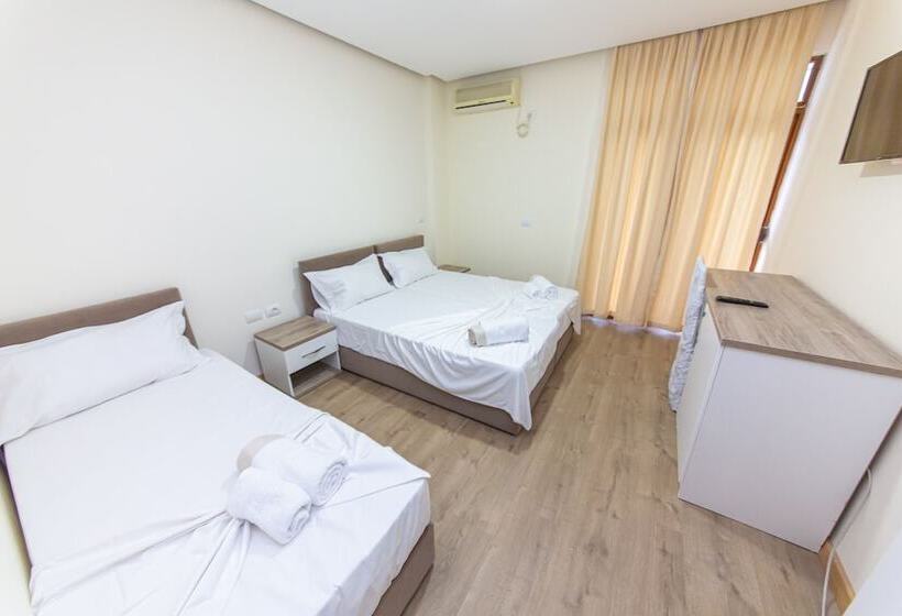 חדר סטנדרט לשלושה עם מרפסת, Esal