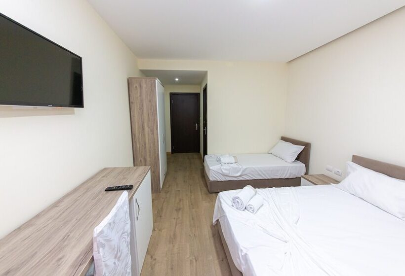 חדר סטנדרט לשלושה עם מרפסת, Esal