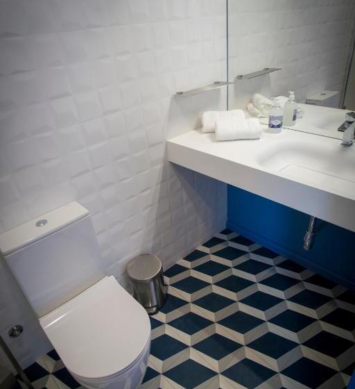 اتاق لوکس با بالکن, Zigzag Hostel