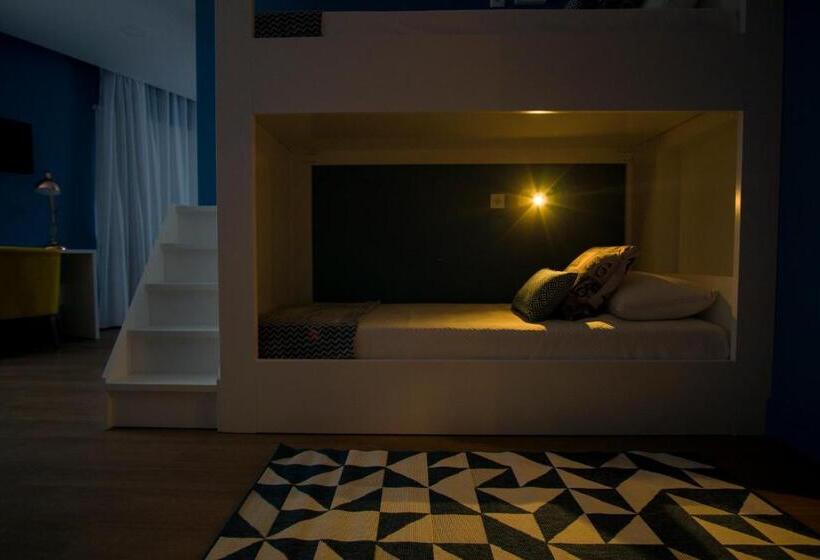 اتاق خانوادگی, Zigzag Hostel