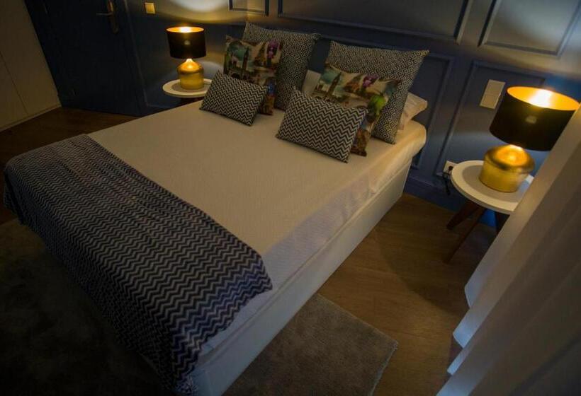 اتاق لوکس با بالکن, Zigzag Hostel