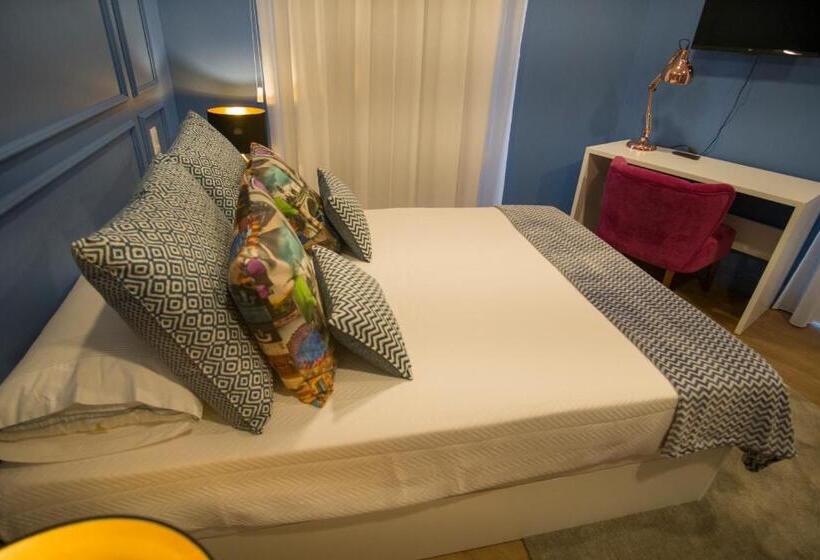 اتاق لوکس با بالکن, Zigzag Hostel