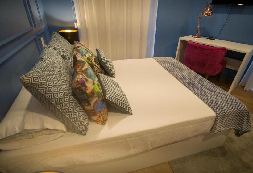 اتاق لوکس با بالکن, Zigzag Hostel