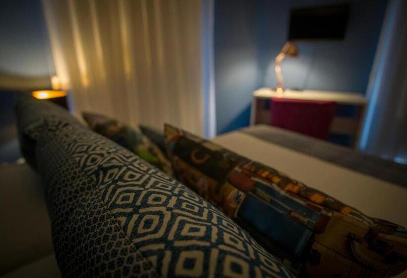 اتاق لوکس با بالکن, Zigzag Hostel