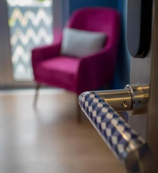 اتاق لوکس با بالکن, Zigzag Hostel