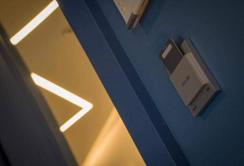 اتاق لوکس با بالکن, Zigzag Hostel