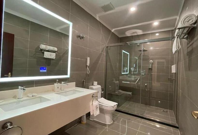 이그제큐티브 스위트, Remaj