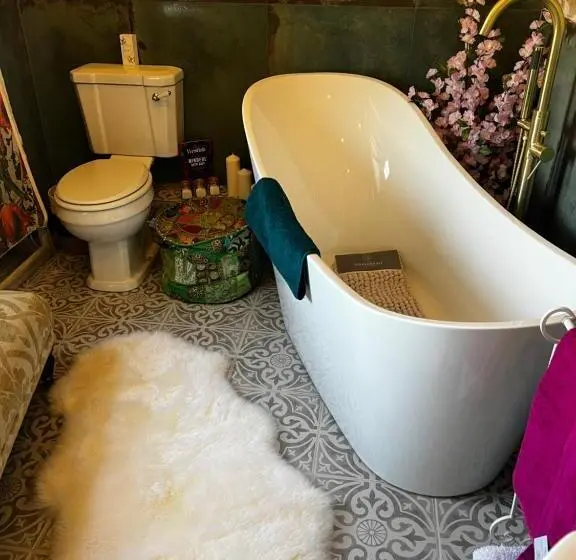 اتاق لوکس با تخت بزرگ, Belmont House Boutique The Kingsley Collection