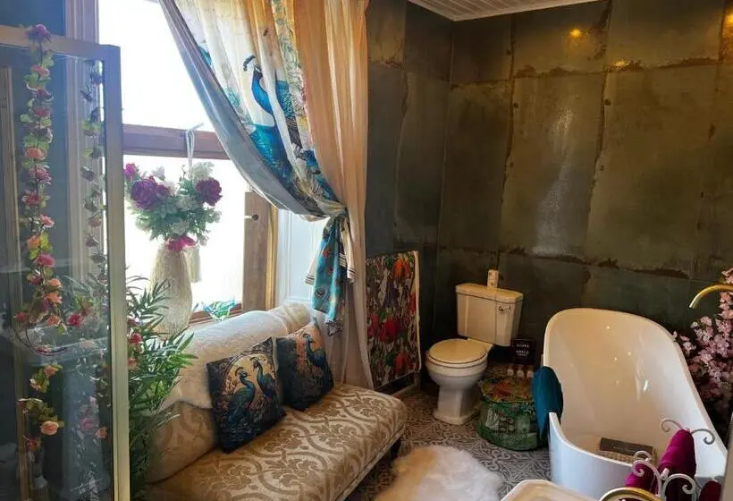 اتاق لوکس با تخت بزرگ, Belmont House Boutique The Kingsley Collection
