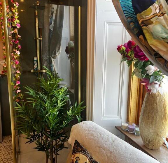 اتاق لوکس با تخت بزرگ, Belmont House Boutique   The Kingsley Collection