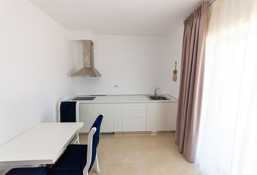 דירת חדר עם נוף לים ומרפסת, Santa Oliva Suites