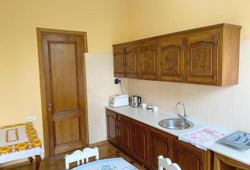 اتاق اکونومی, Wooden Museum