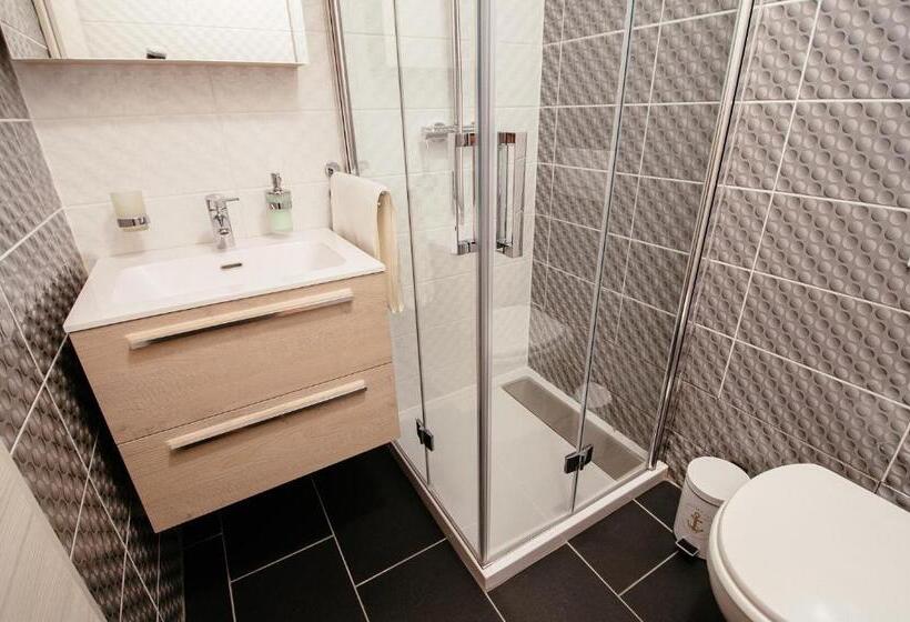 اتاق لوکس چهار تخته, Sunny Rooms