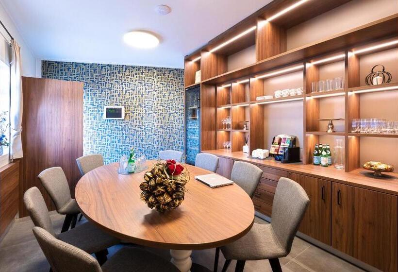 수피리어 룸, Aston‘s