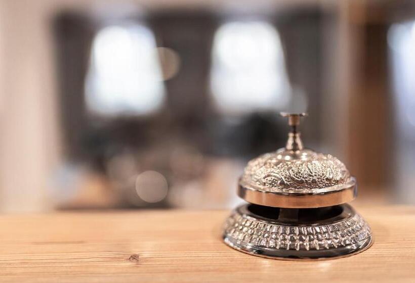 수피리어 룸, Aston‘s