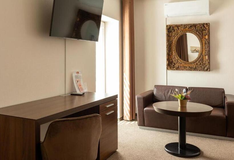 استودیوی لوکس, Svečių Namai Ten