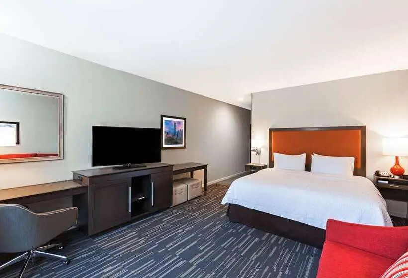 キングサイズベッドのスタンダードルーム, Hampton Inn Riverside Downtown