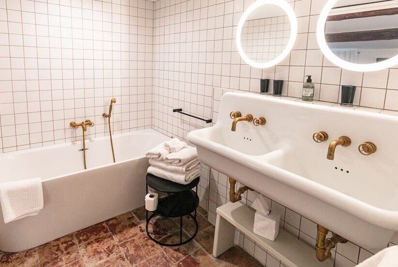 スイート(家族用), Gabrielle Jeanne