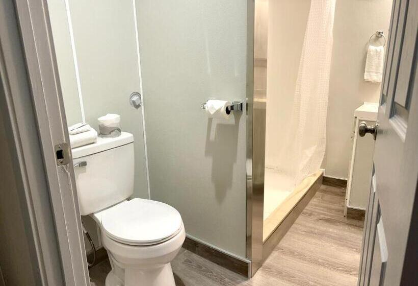 标准工作室, Emerald Best Motel