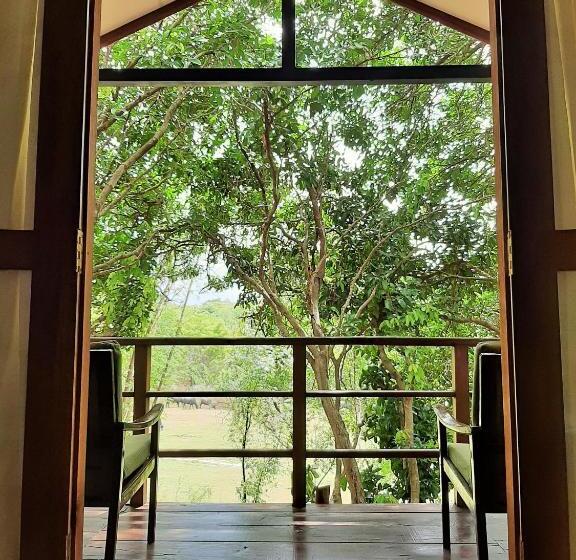 غرفة ديلوكس مزودة بشرفة, Elephant Lodge