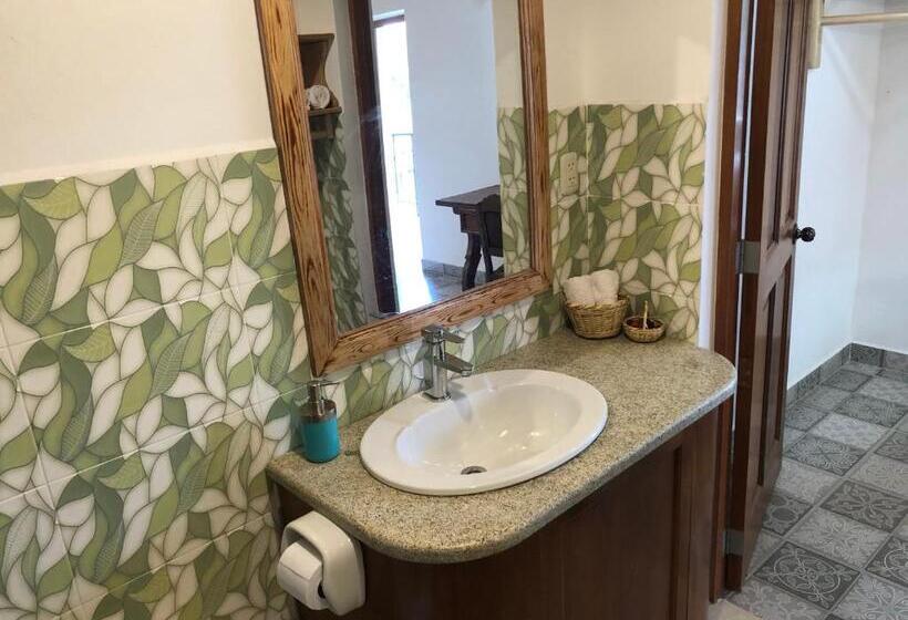 سوئیت با بالکن, Intirumi Inn