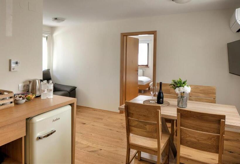 سوئیت با بالکن, Guesthouse Turšič