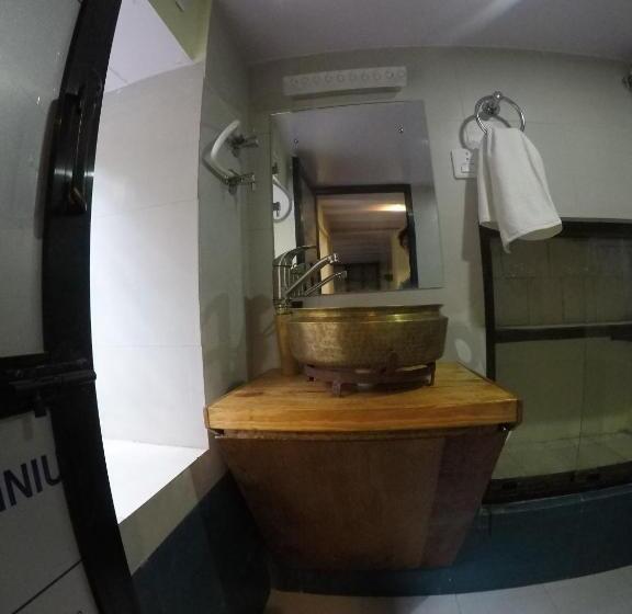 اتاق استاندارد, Mani Homes