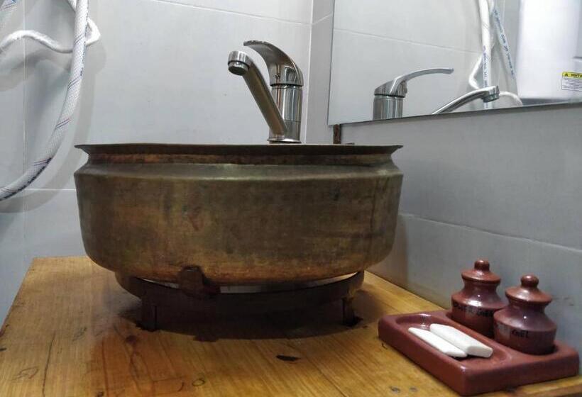 اتاق استاندارد با بالکن, Mani Homes